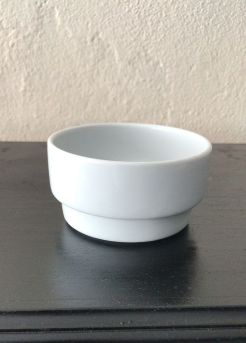 Conjunto de 5 peças de louça (iguais ou diferentes).