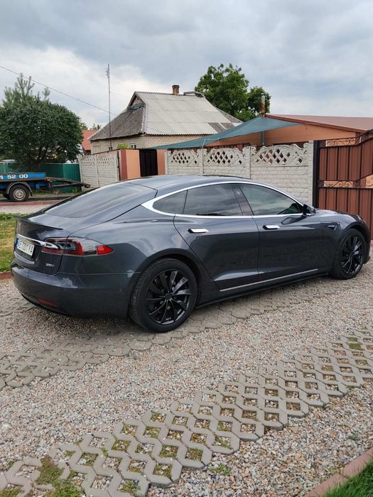 Тесла модел s 18 год . 100D