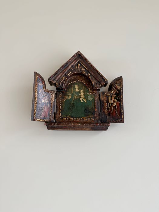 Tríptico religioso, em madeira