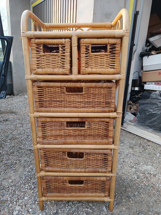 Komoda szafka rattanowa z szufladami.