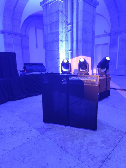 Aluguer de audiovisuais, som e luz para eventos e casamentos