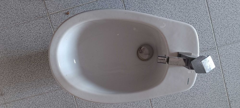 Bidé para casa de banho. Em boas condições usado