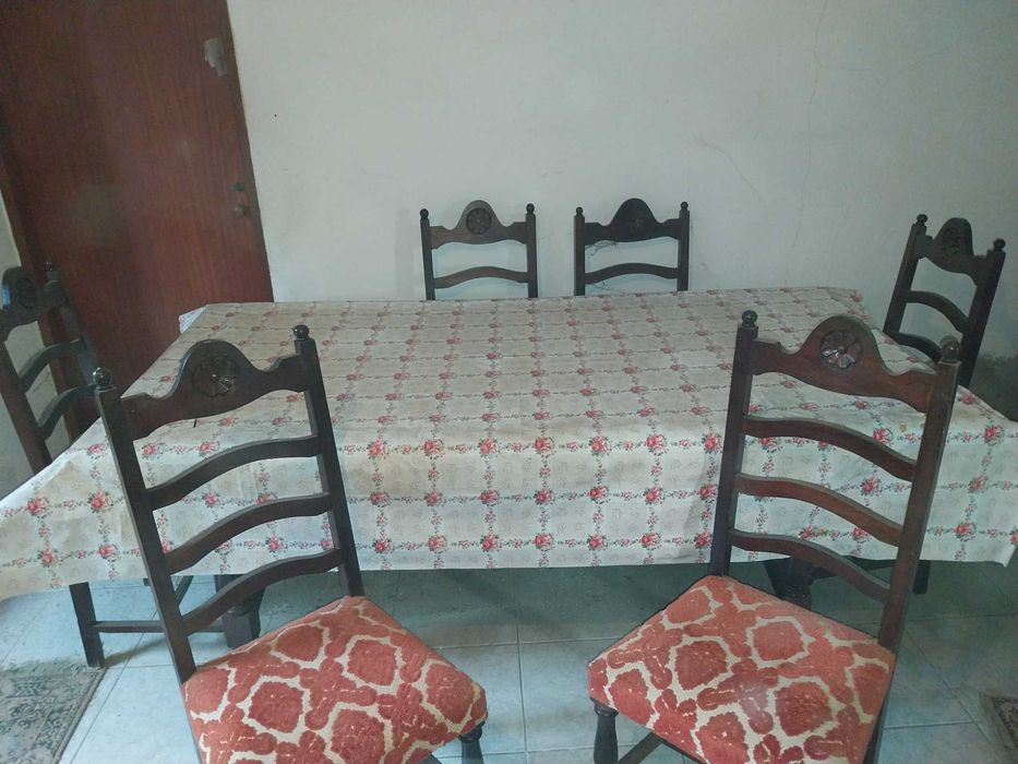 Mesa e 6 cadeiras almofadas