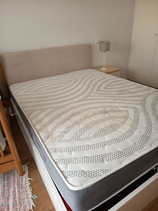 Cama e mesinhas de cabeceira