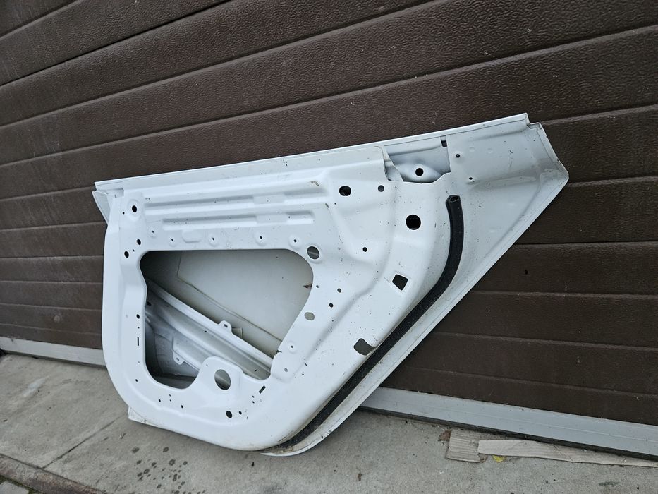 Двері задні праві Tesla Model 3 2018-2023р.