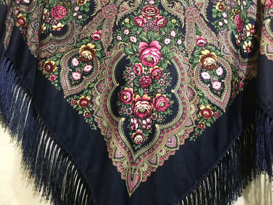 Платок - шаль шерстяной с бахромой новый