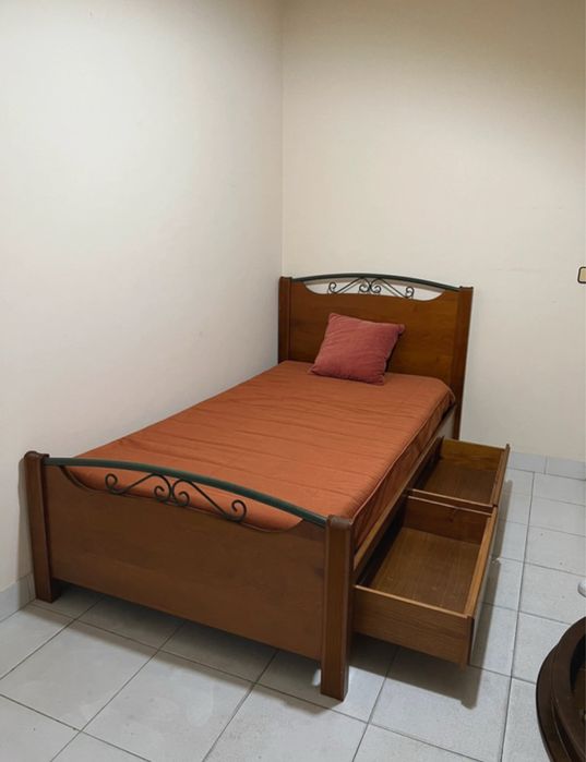 Cama de Solteiro de Madeira de Pinho