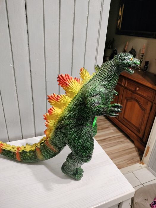 Godzilla gumowa. Ogromna. Ryczy.