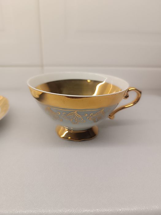Chávena de Chá e Pires Antigo da Vista Alegre. Porcelana e Dourado