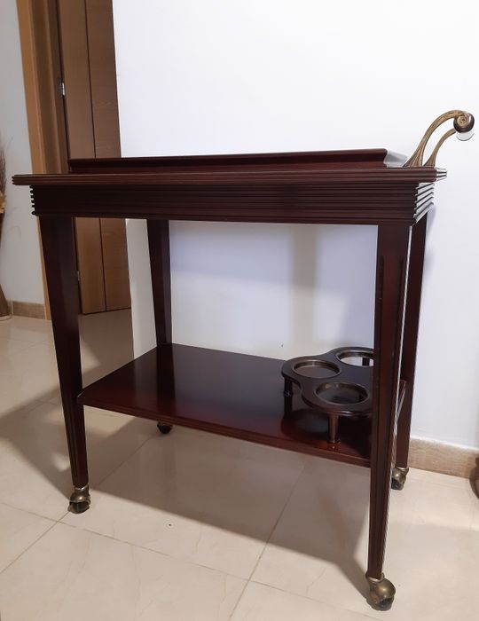 Cristaleira pequena e carrinho de bebidas de madeira