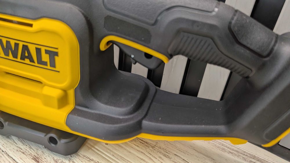 Кущоріз акумуляторний DeWALT  DCHT821 20V MAX