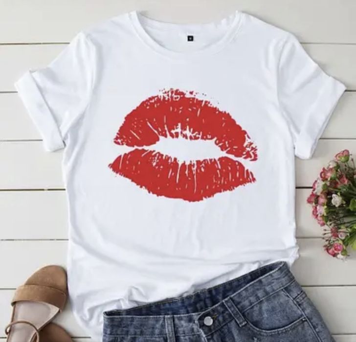 Женская бела футболка с принтом красные губы Xs