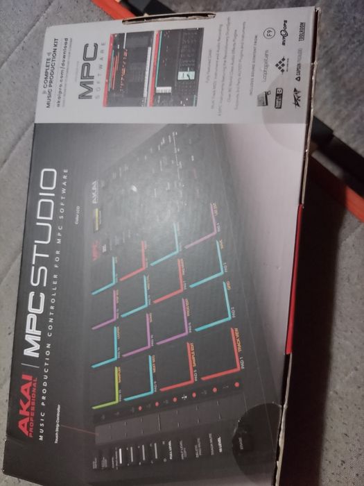 MPC studio liveAkai MPC studio live MK2 na caixa , utilizada 2 X somente
