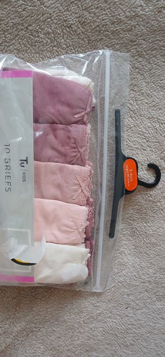 Трусики для дівчинки 3 - 4 рочків. Х/б. Гарна якість. В упаковці 10 шт.