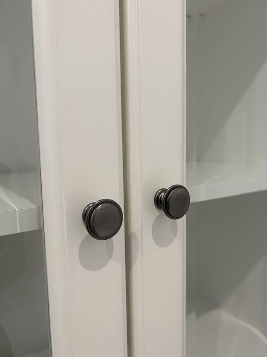 Сервант білого кольору