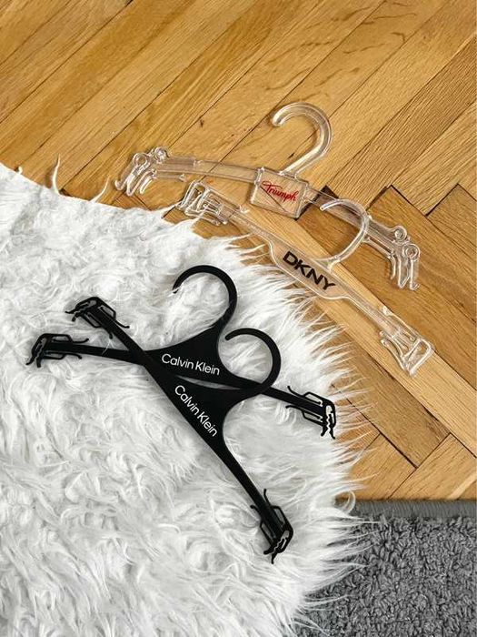Małe wieszaki wieszaczki DKNY Calvin Klein Triumph