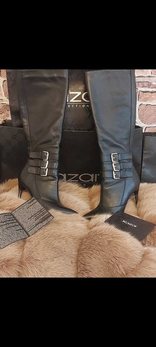 Czarne skórzane kozaki na szpilce z ozdobnymi klamrami Marki Kazar