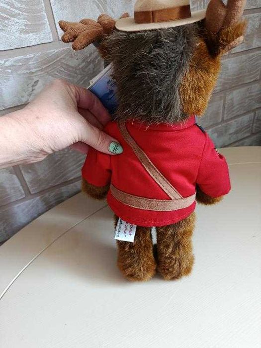 Іграшка лося, одягнена у форму королівської канадської кінної поліції