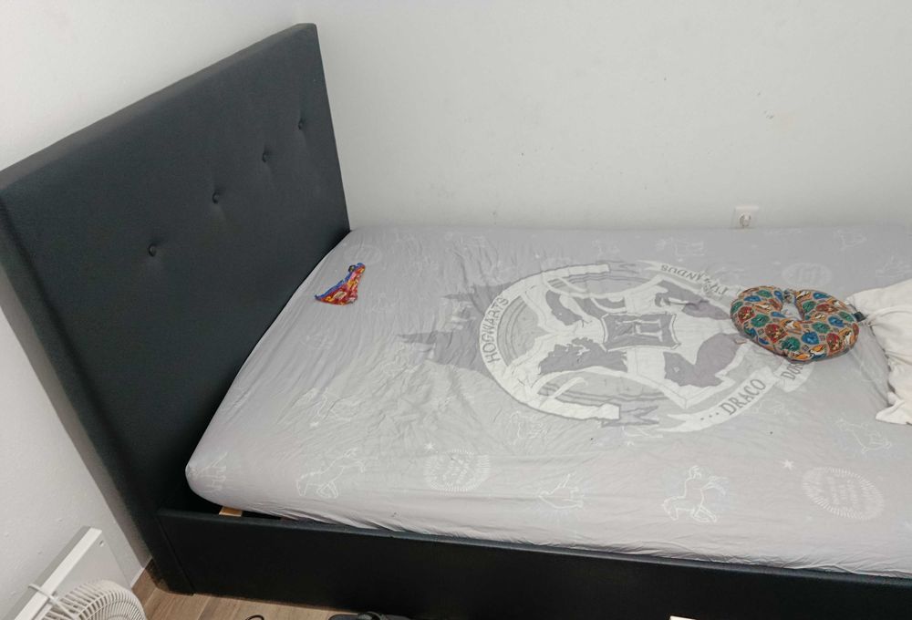 Cama uma de solteiro e uma de casal