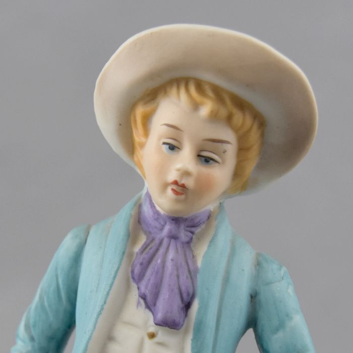 Par de figuras de Menino e Menina em Biscuit, pintados à mão