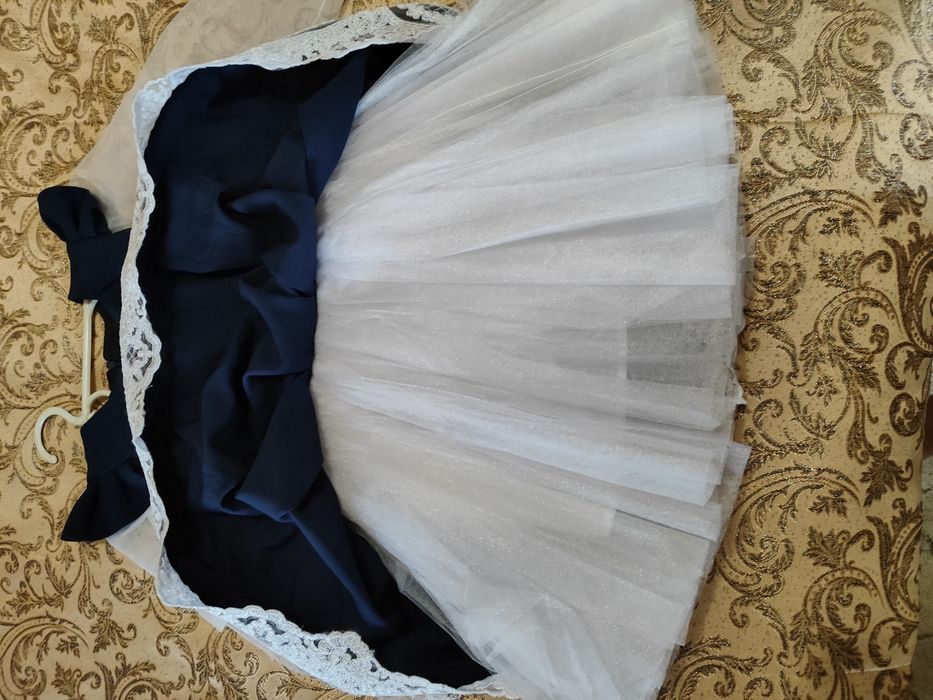 Продам школьную форму платье и фартук