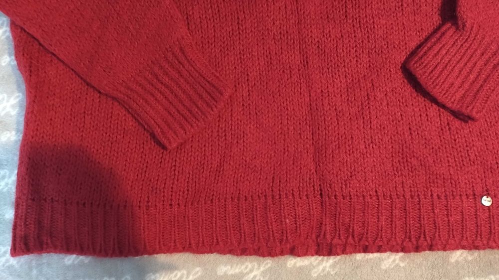 Sweter damski w serek Clooe