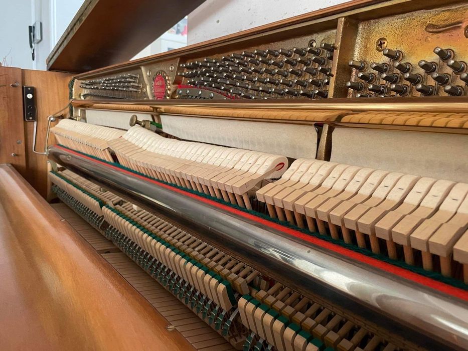 Pianino Schimmel z lampkami