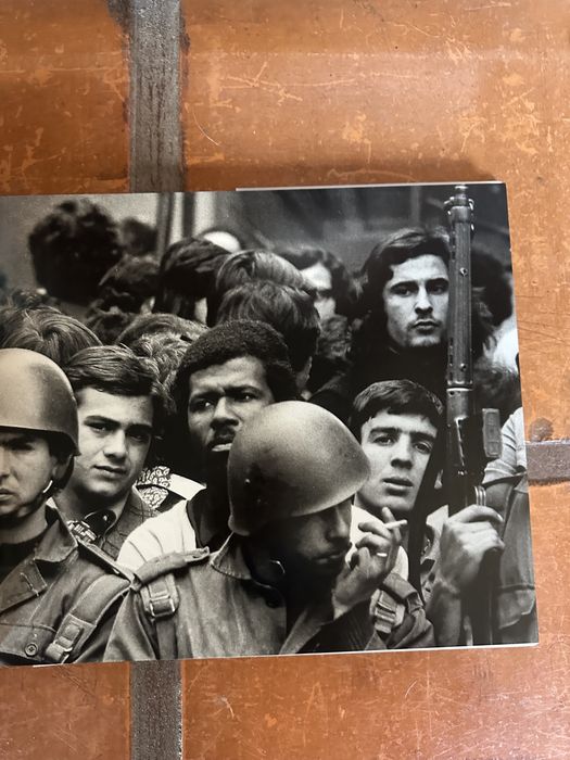 Livro de Alfredo Cunha e Adelino Gomes: os rapazes dos tanques