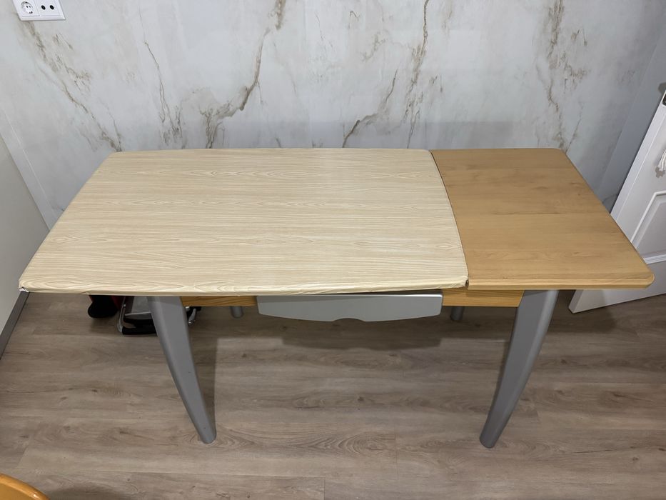 Mesa extensivel com 2 cadeiras e 1 banco