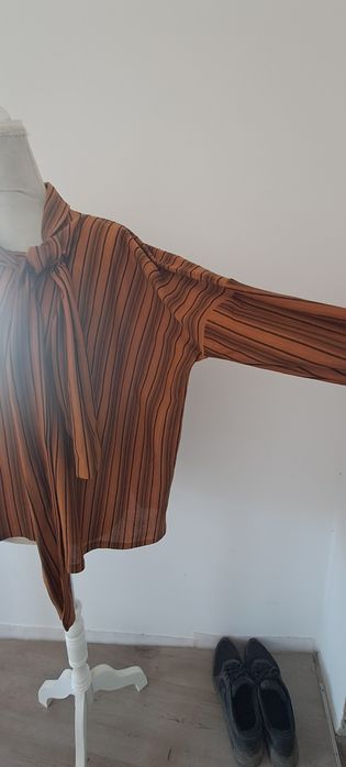 Túnica cor caramelo com fio dourado, acabamento pessego, tam Unico