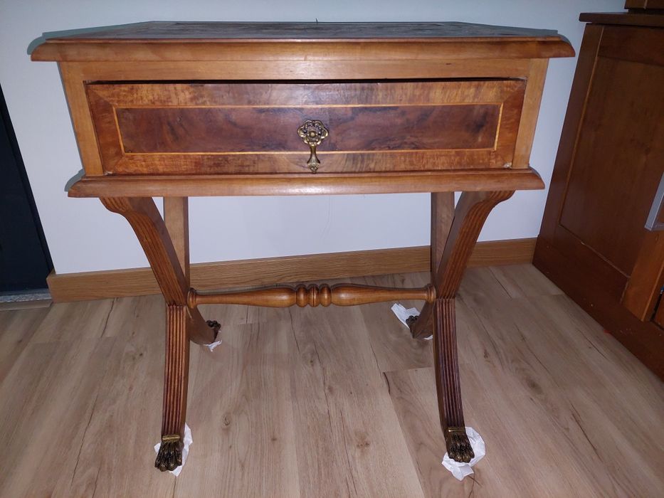 Mesinha cabeceira Antiga