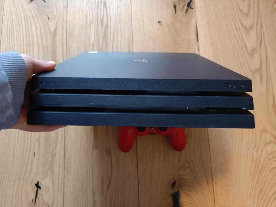 PS4 Pro + czerwony DualShock 4 + 7 gier – bardzo dobry stan