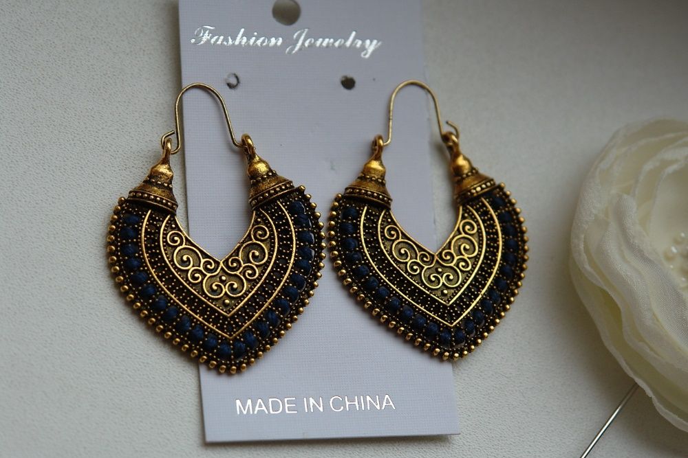 Серги в форме сердечка.