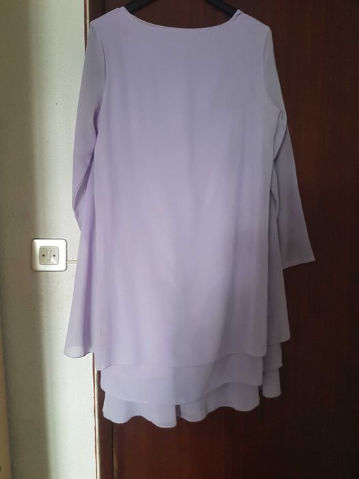 Lindo vestido lilás suave.