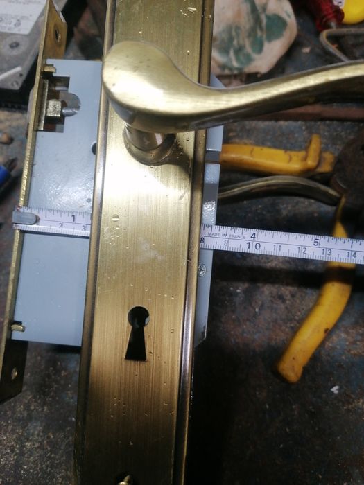 Fechaduras em metal completas.