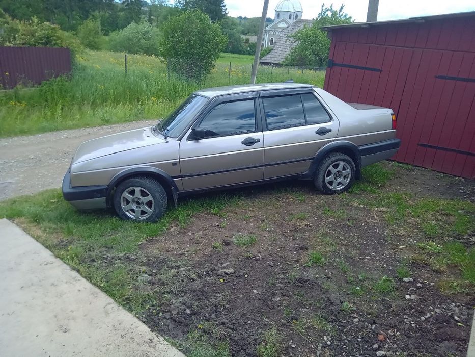 Дві машини Volkswagen Jetta