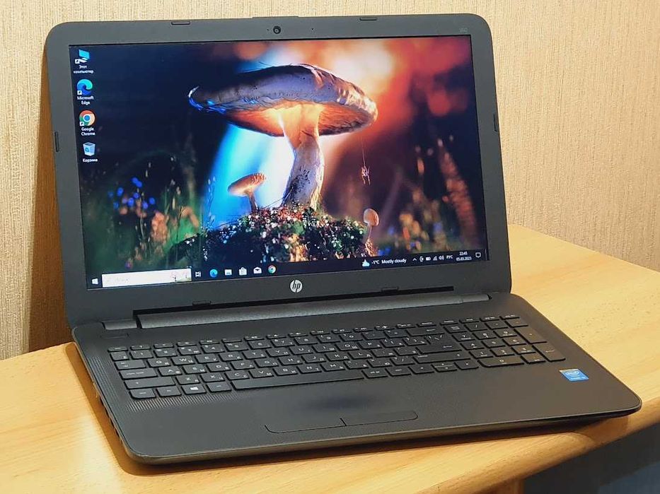 Ноутбук HP Екран 15.6" чотирьох ядерний Intel Core i3-5005U RAM 4Gb HDD 500Gb Батарея 6 годин. В гарному стані.