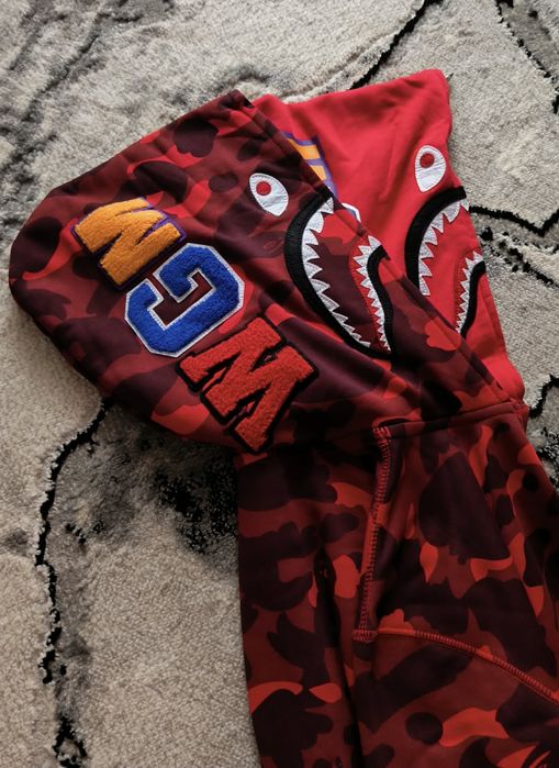 Czerwona bluza bape