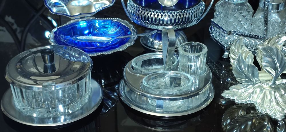 Manteigueira, saleiro, porta guardanapos, etc.