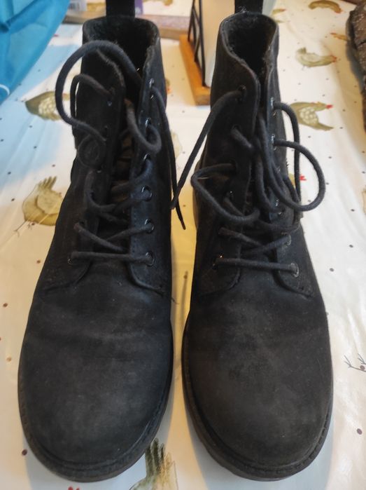Botas em camurça pretas