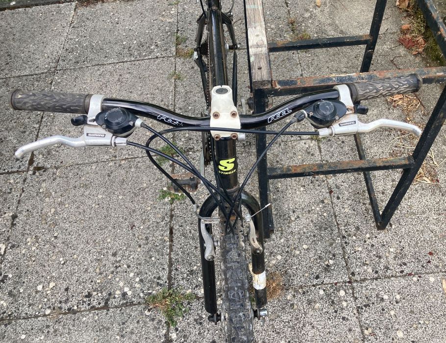 Bicicleta boa que precisa de manutenção.