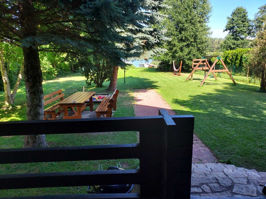 Domek letniskowy na Mazurach nad jeziorem, z linią brzegową jeziora