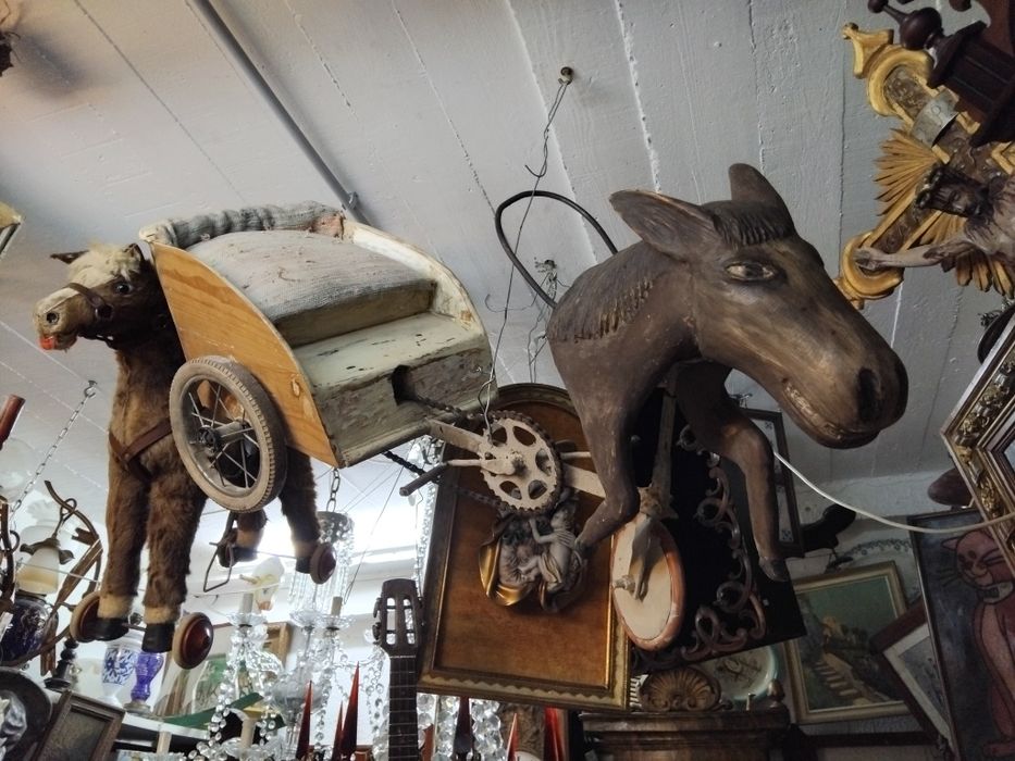 Carrinho a pedais antigo em ferro e madeira