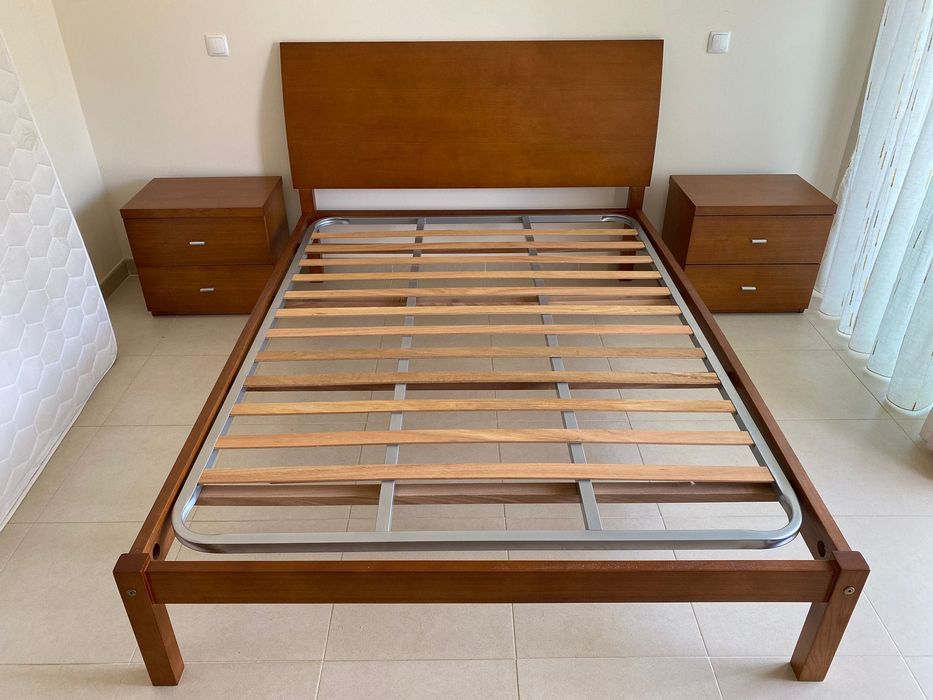 Cama de casal em madeira maciça com estrado incluído em ótimo estado