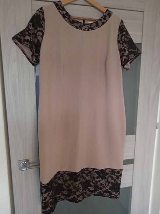 Sukienka 44 do biura beżowo- bladoróżowy