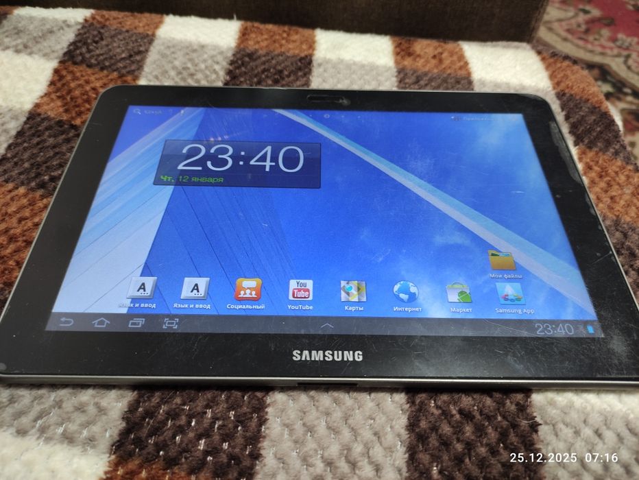 Планшет Samsung GT-P7500 в робочому стані.