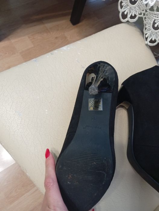 Buty zamszowe na obcasie 38