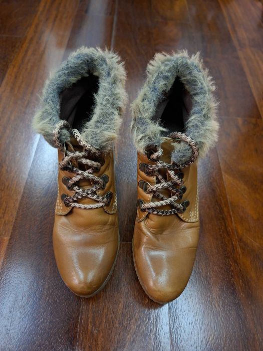 Botins cor castanho camel em pele com salto alto e pêlo