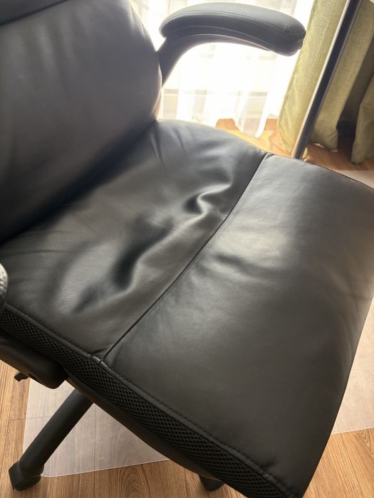 Fotel biurowy w stanie idealnym