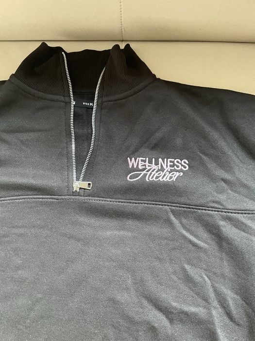 Bluza z zamkiem half ZIP z haftowanym napisem wellness atelier